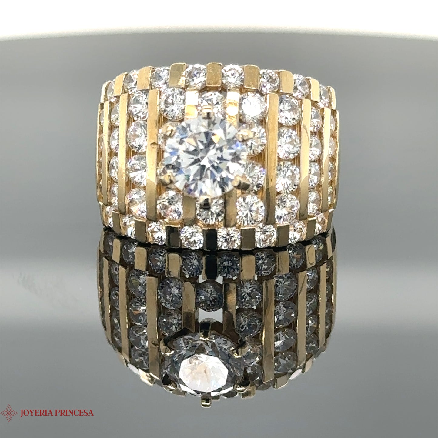 Anillo de compromiso de 10 quilates cubierto de circonitas circulares