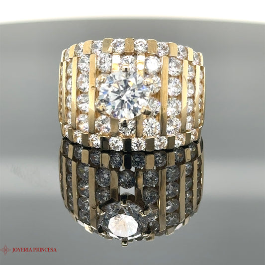 Anillo de compromiso de 10 quilates cubierto de circonitas circulares