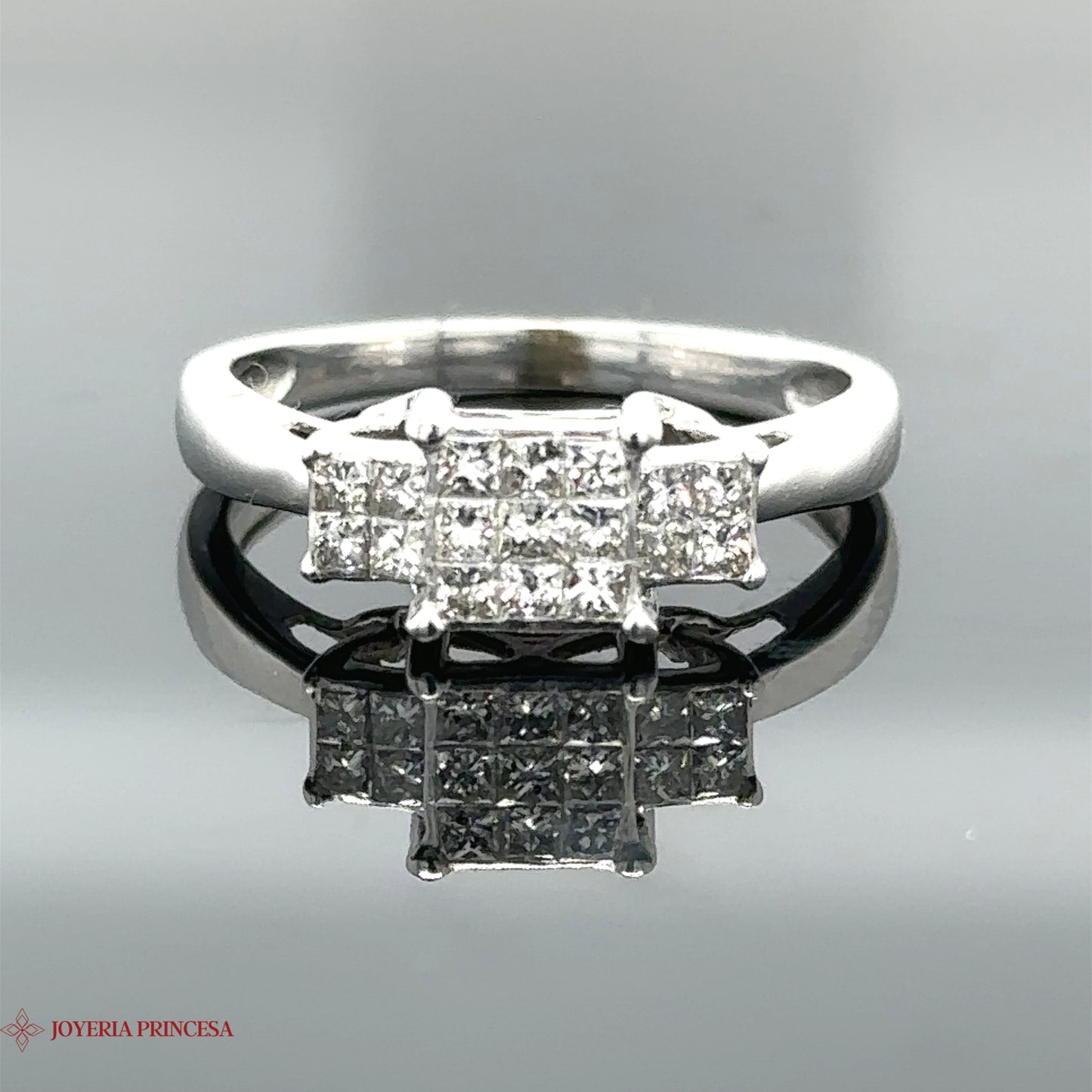 Anillo de compromiso de diamantes en oro blanco de 14 quilates