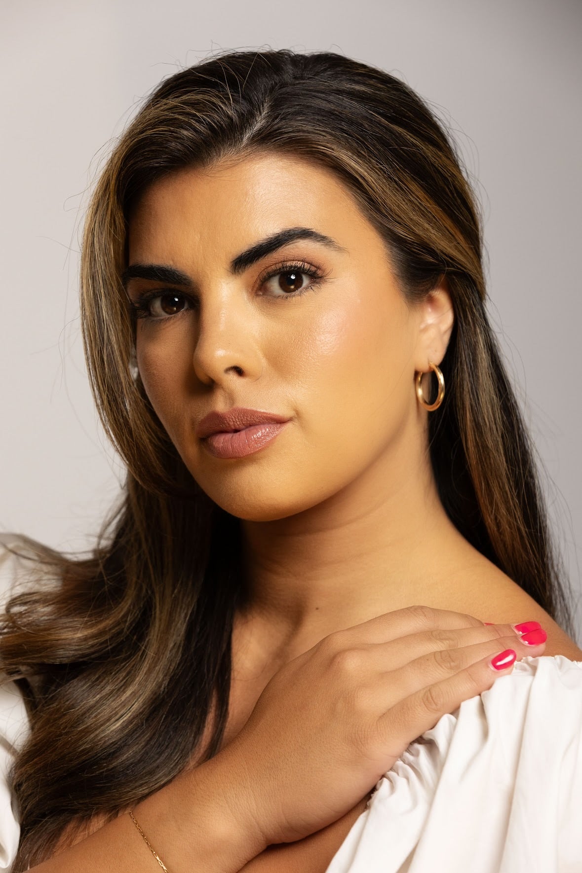 Aretes de aro estrecho de oro clásico de 14 quilates