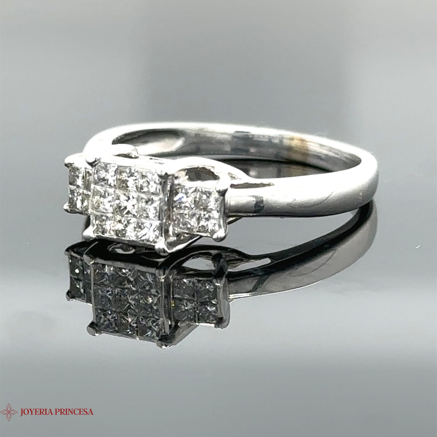Anillo de compromiso de diamantes en oro blanco de 14 quilates