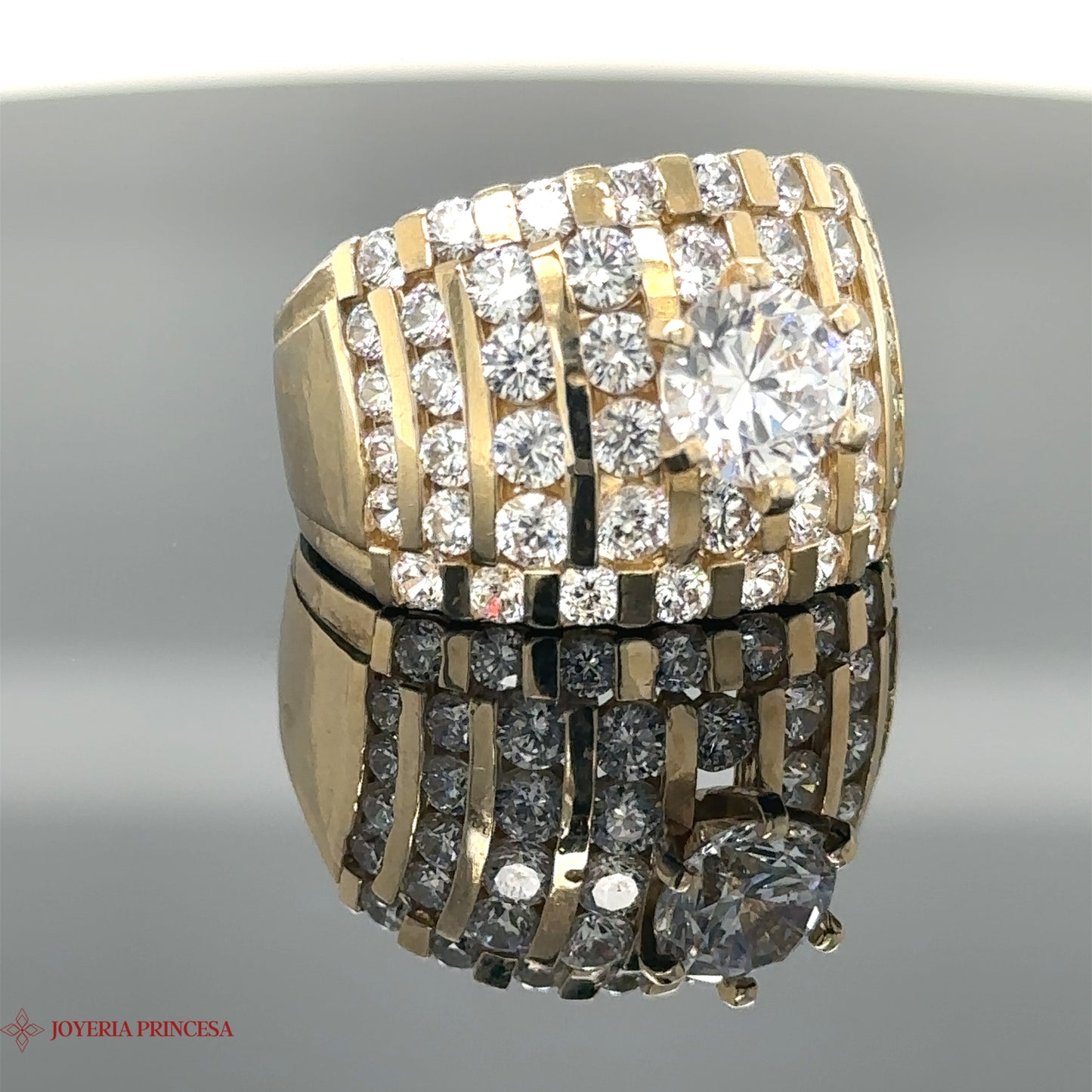 Anillo de compromiso de 10 quilates cubierto de circonitas circulares