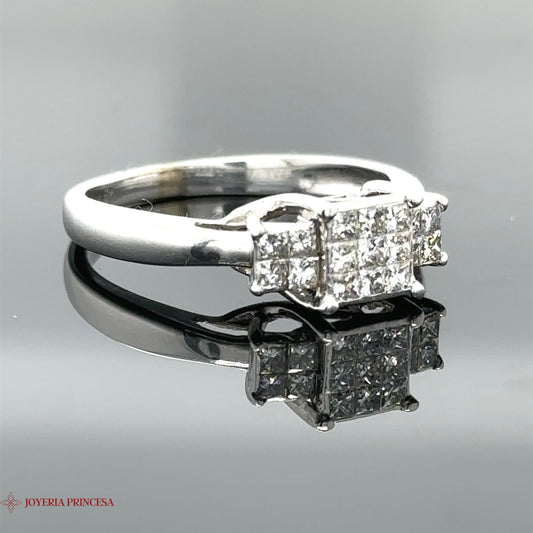 Anillo de compromiso de diamantes en oro blanco de 14 quilates