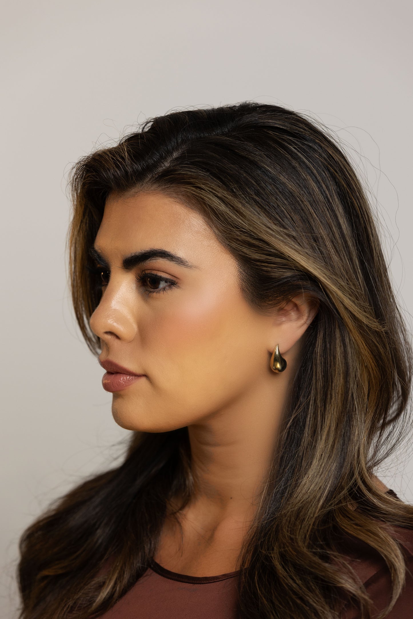 Aretes de oro de 14 quilates pulido con forma de lágrima orgánica
