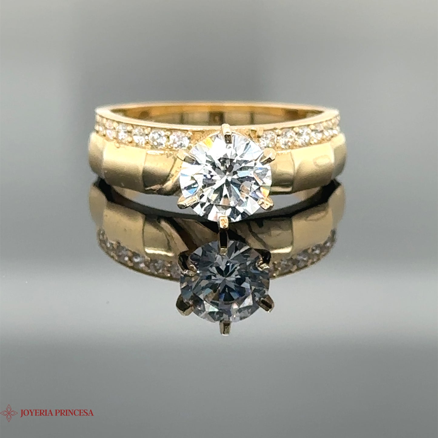 Anillo de compromiso con circonitas cúbicas