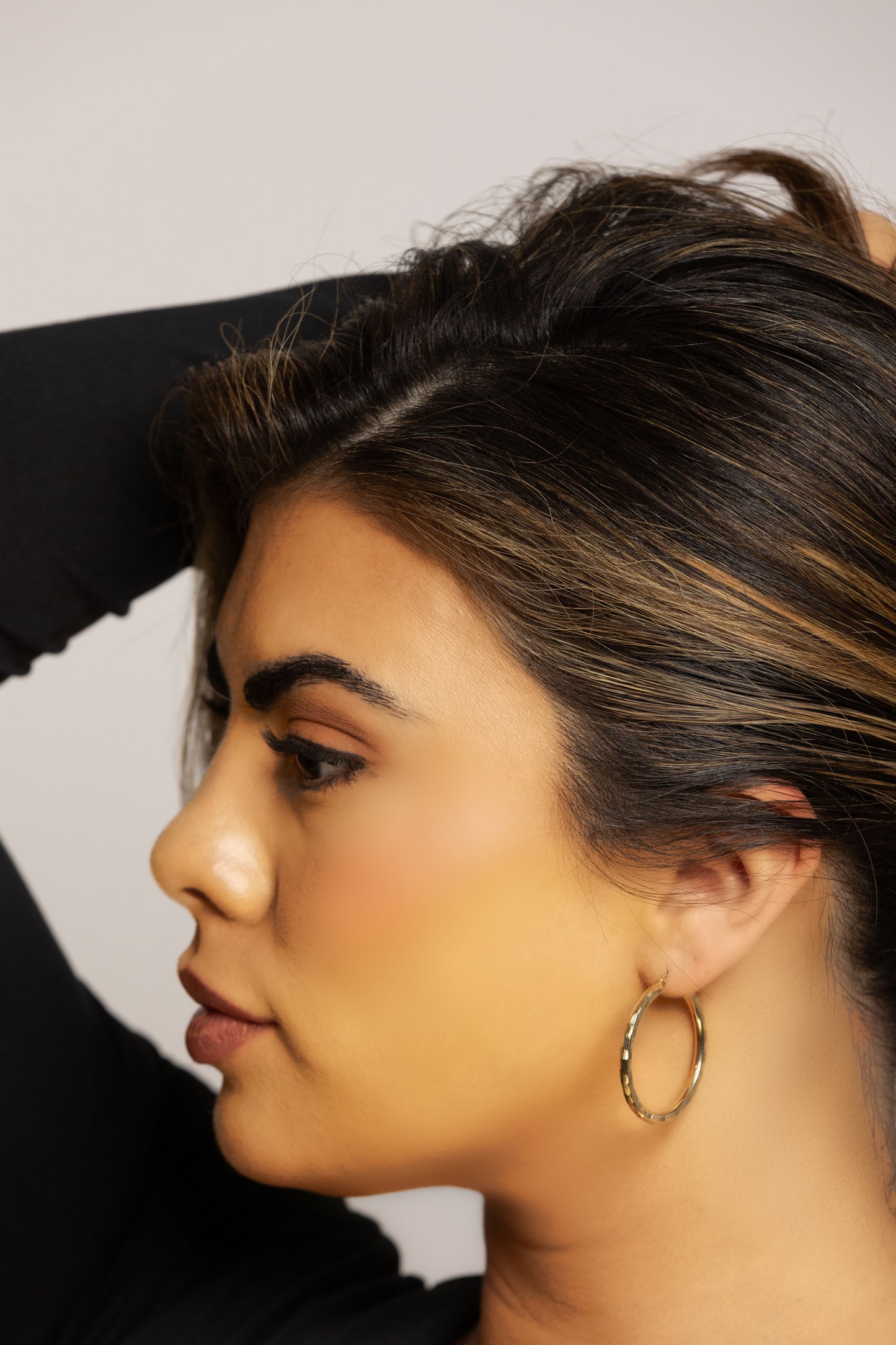 Aretes de aro de oro de 14 quilates con brillo sofisticado
