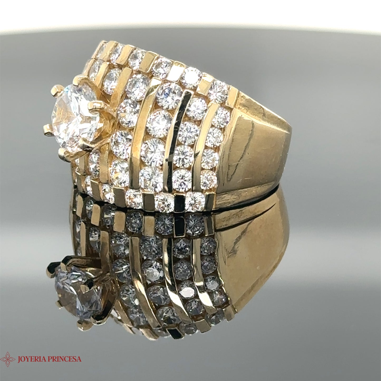 Anillo de compromiso de 10 quilates cubierto de circonitas circulares