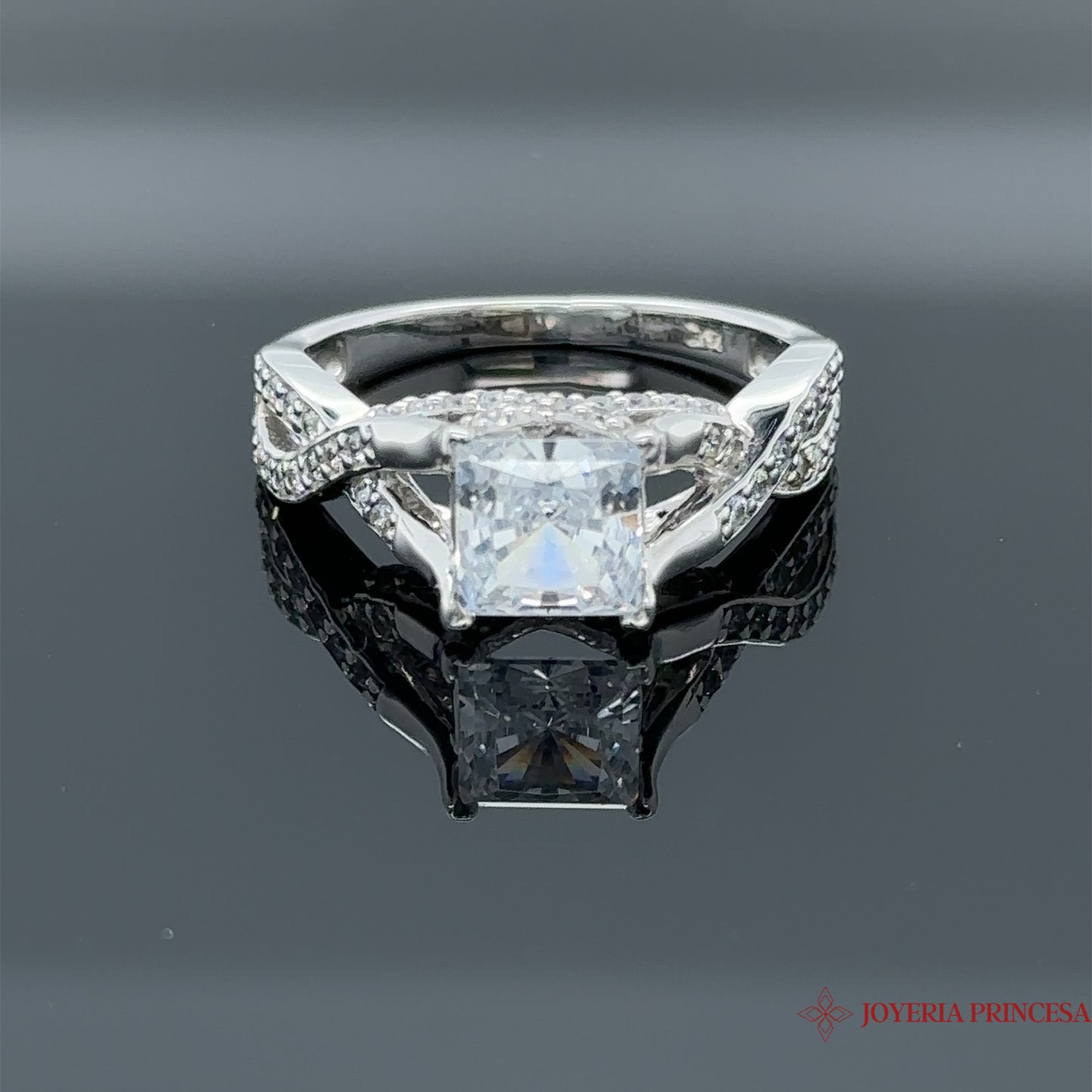 Anillo de compromiso Twisted de oro blanco de 14 quilates