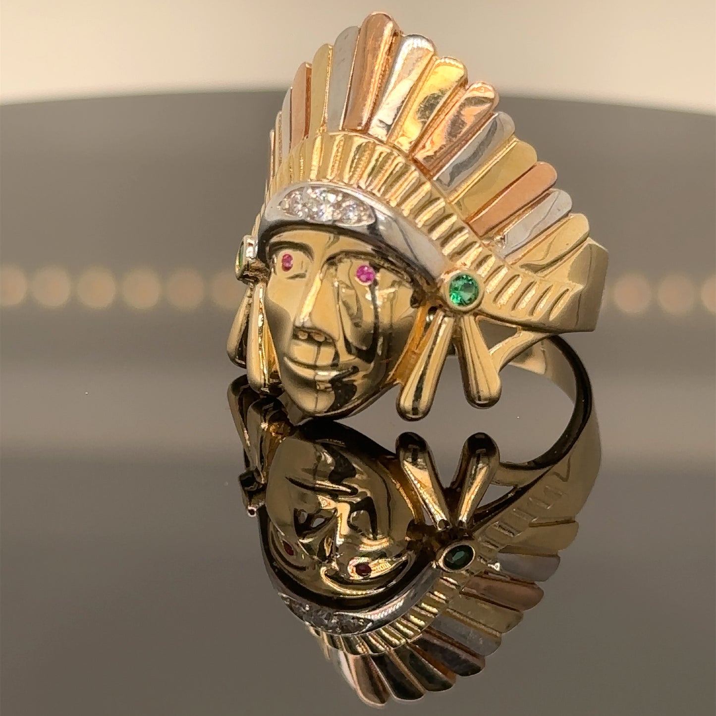 Anillo de oro de 14 quilates Jefe Tribal con circonitas rojas, verdes y blancas
