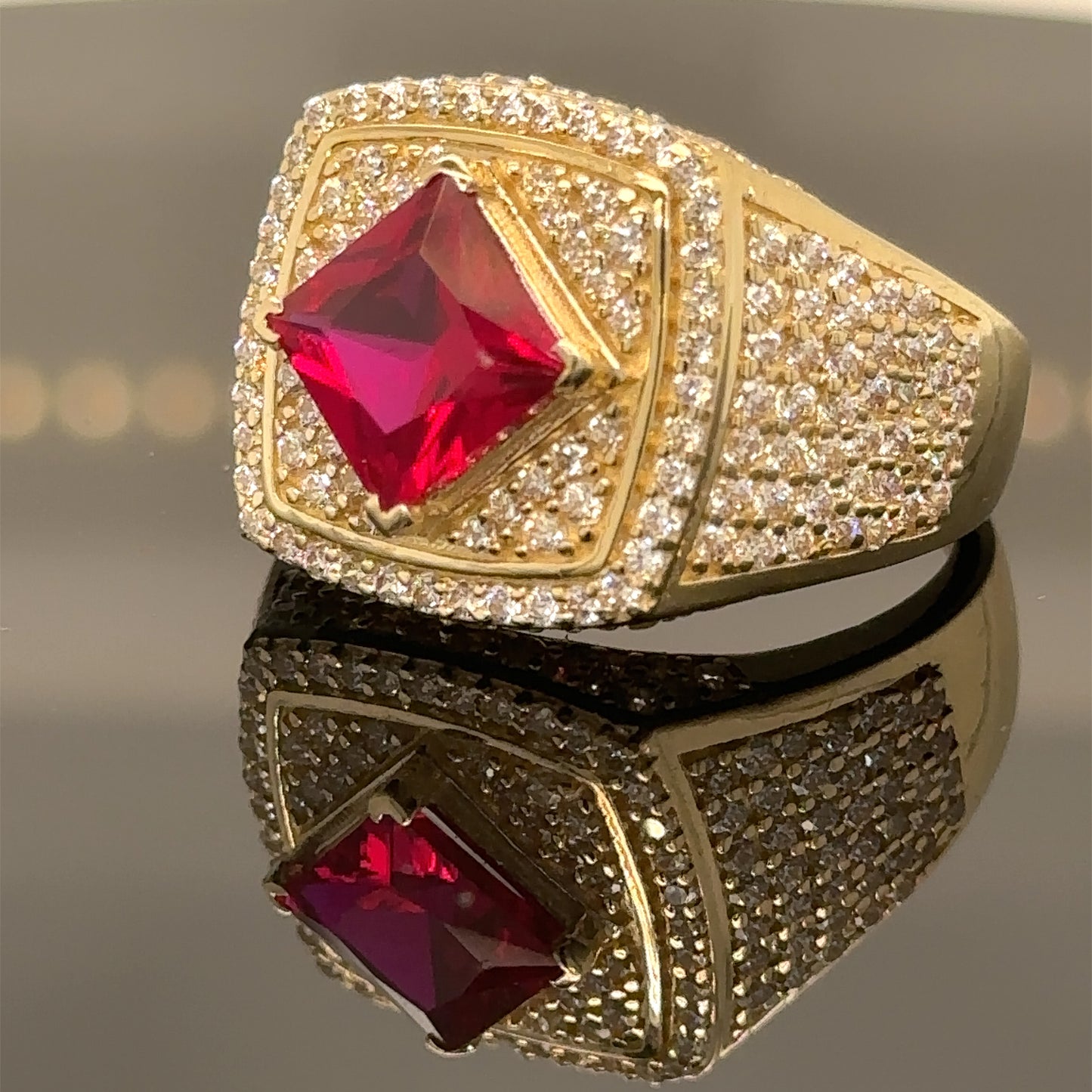Anillo de oro de 14 quilates con rubí