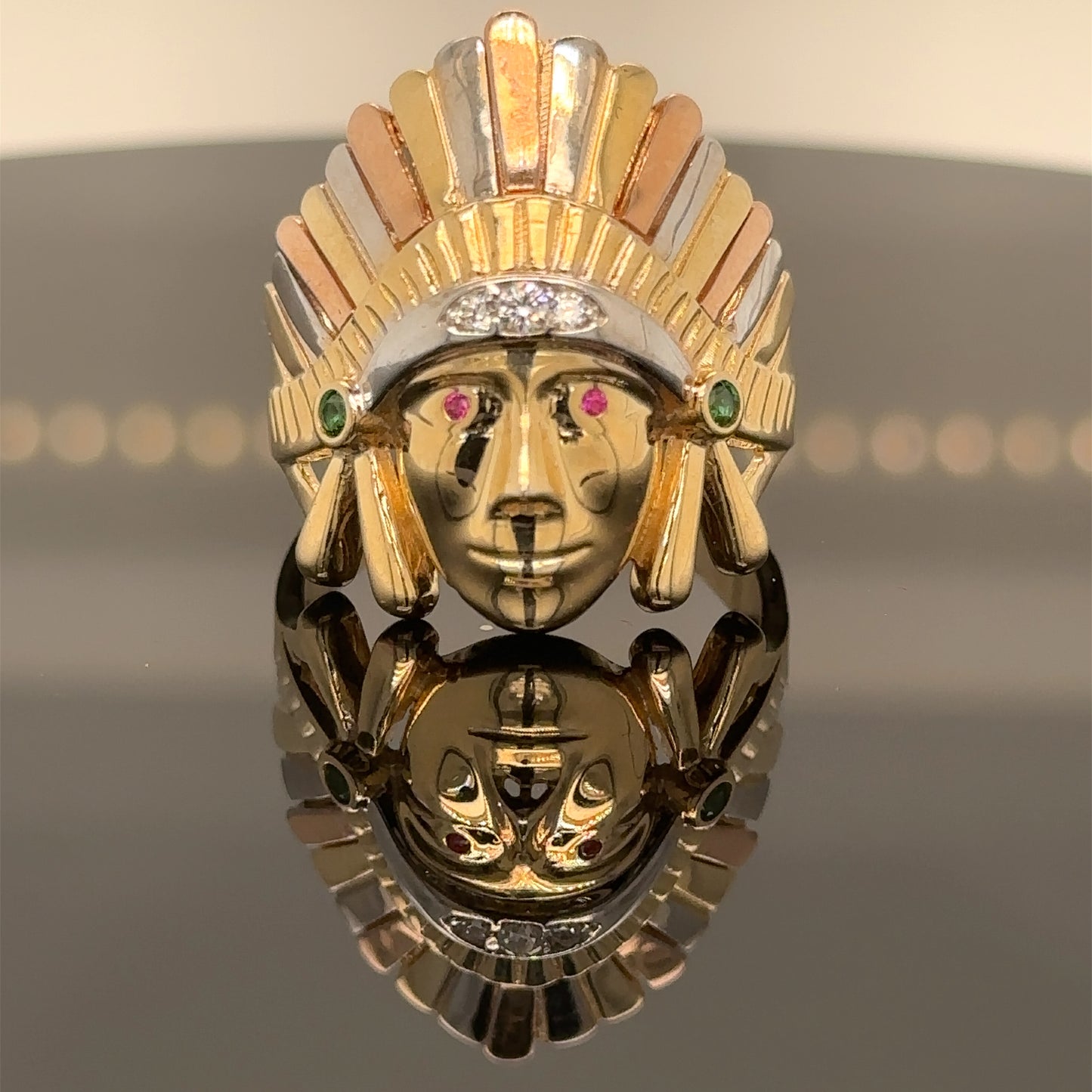 Anillo de oro de 14 quilates Jefe Tribal con circonitas rojas, verdes y blancas
