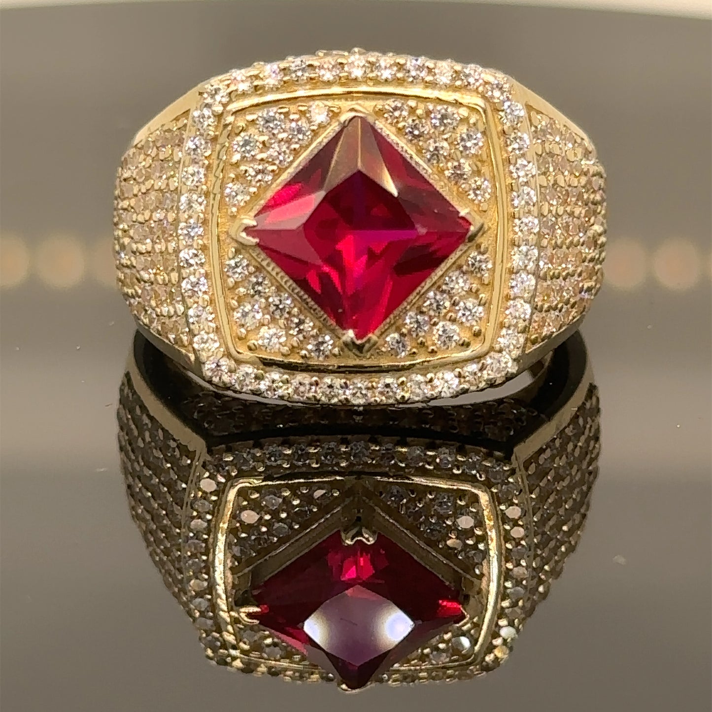 Anillo de oro de 14 quilates con rubí