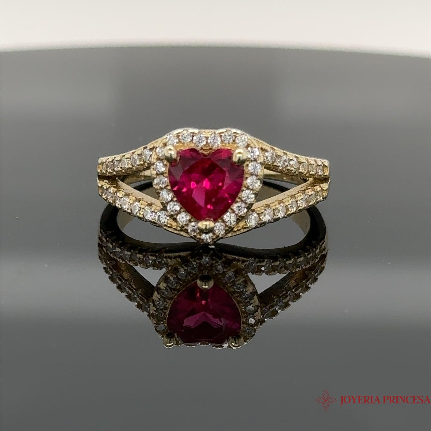 Anillo de oro de 10 quilates con rubí