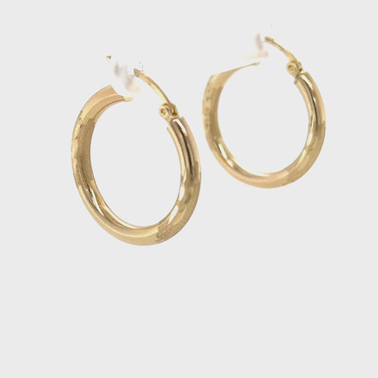 Aretes de aro estrecho de oro clásico de 14 quilates