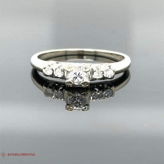 Anillo de compromiso de oro blanco de 14 quilates con circonita