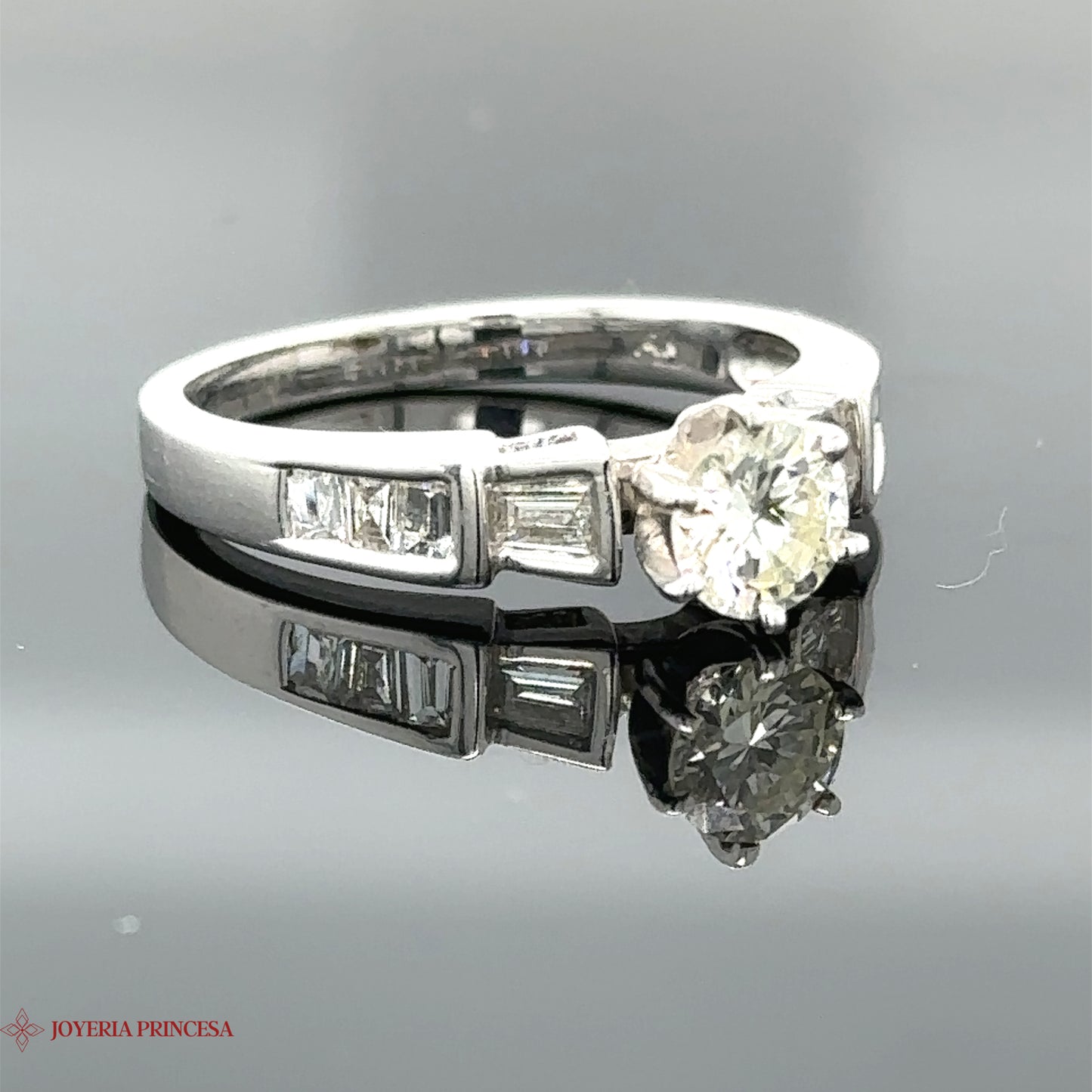 Anillo de compromiso de diamantes 14K