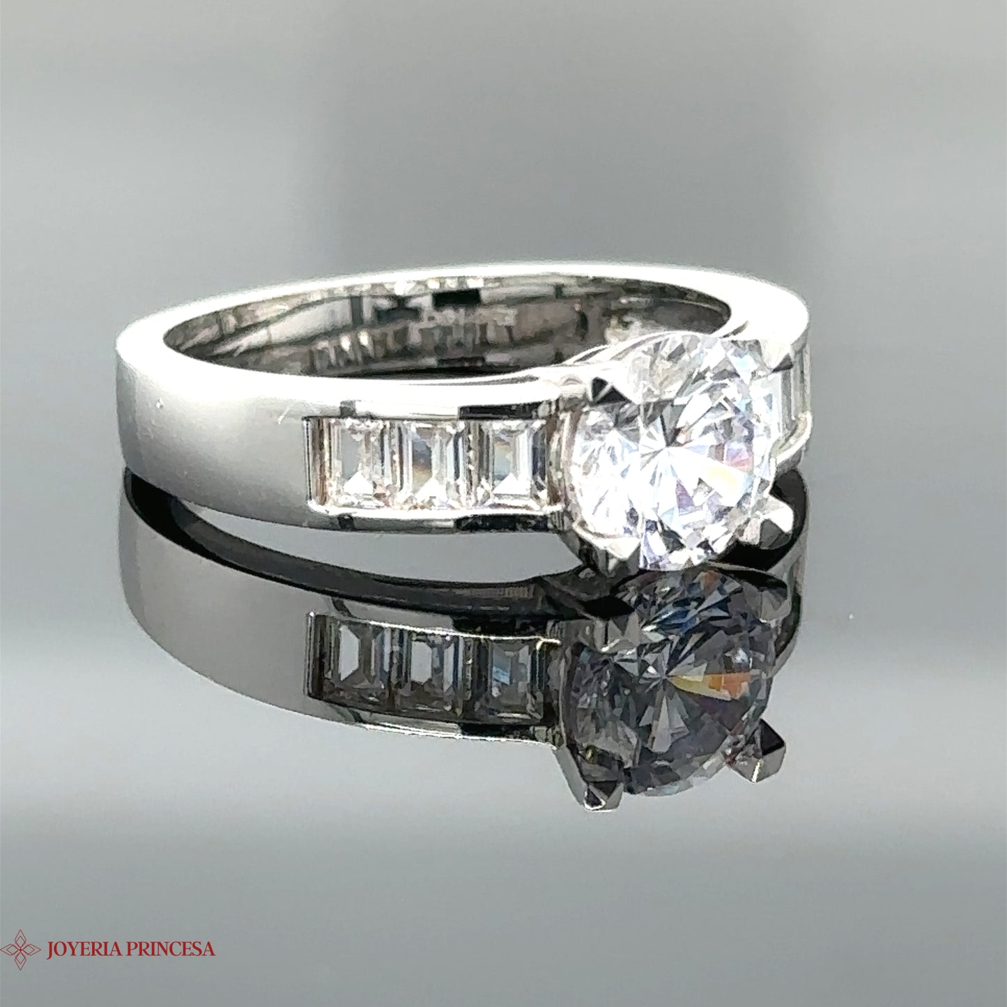 Anillo de compromiso de oro blanco de 14 quilates con circonita baguette