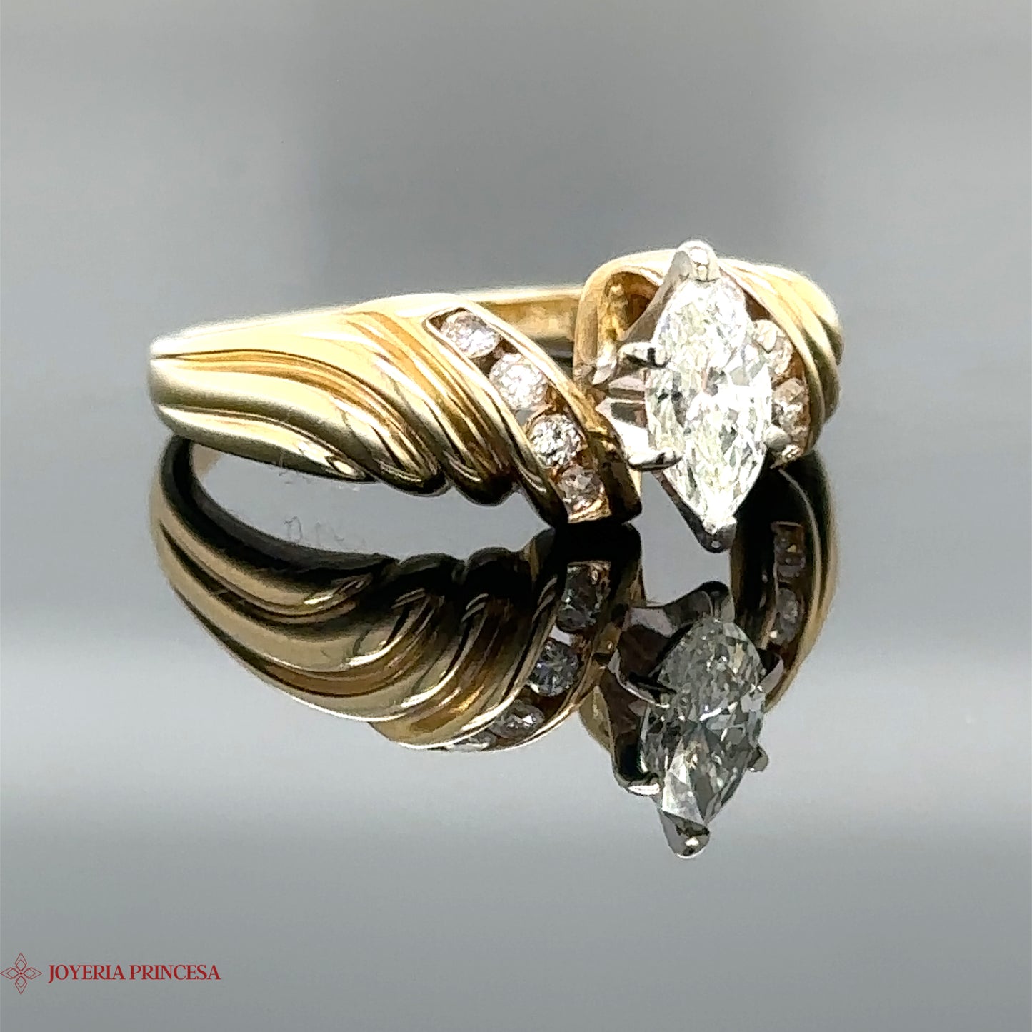 Anillo de compromiso de diamantes 14K