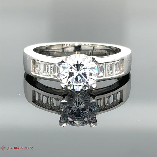 Anillo de compromiso de oro blanco de 14 quilates con circonita baguette