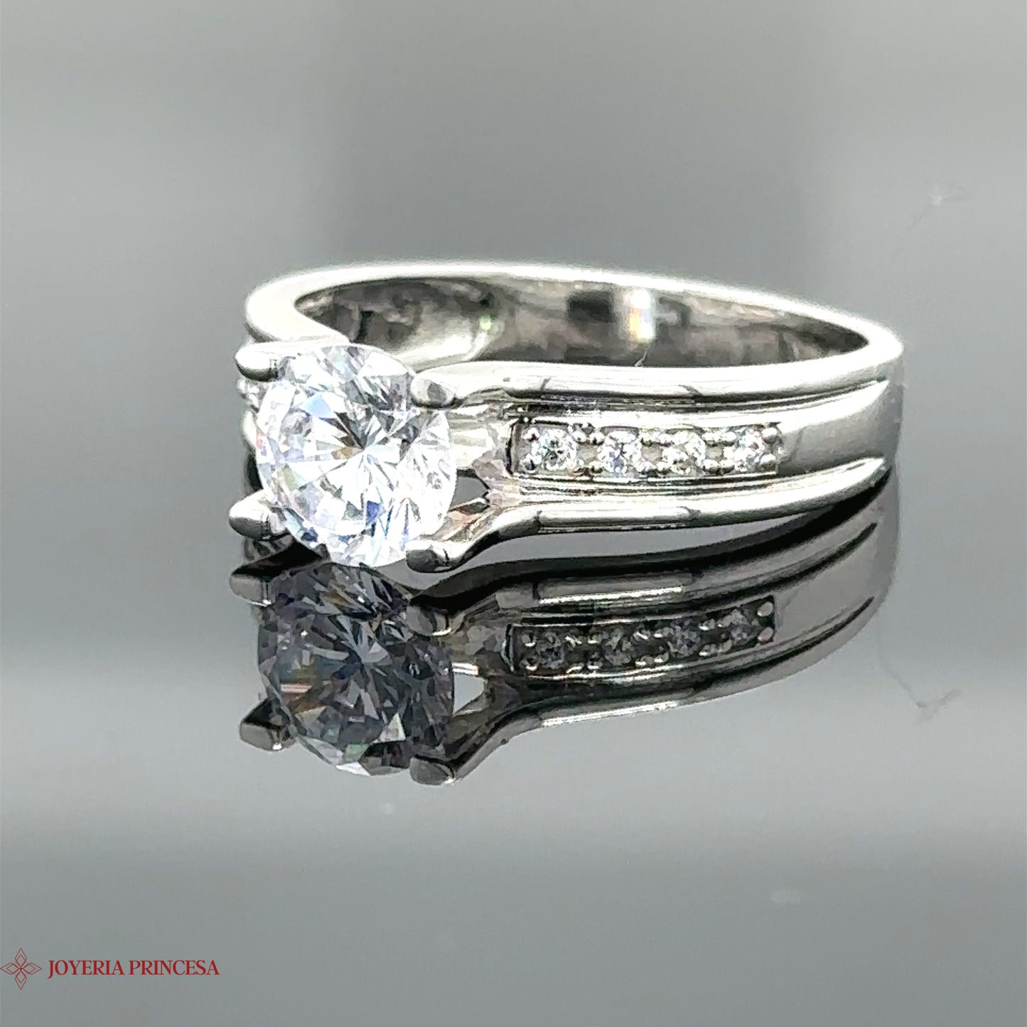 Anillo de compromiso de oro blanco de 14 quilates