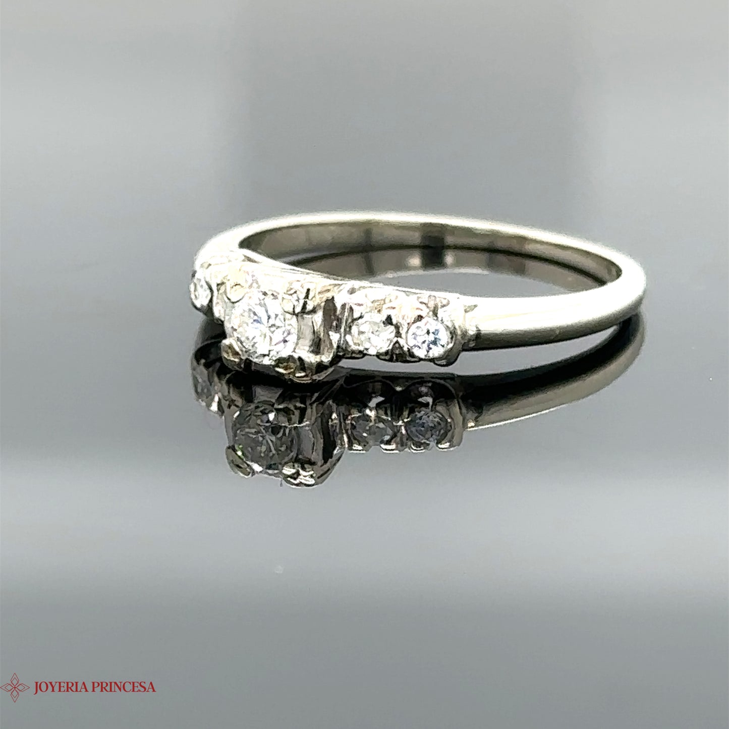 Anillo de compromiso de oro blanco de 14 quilates con circonita