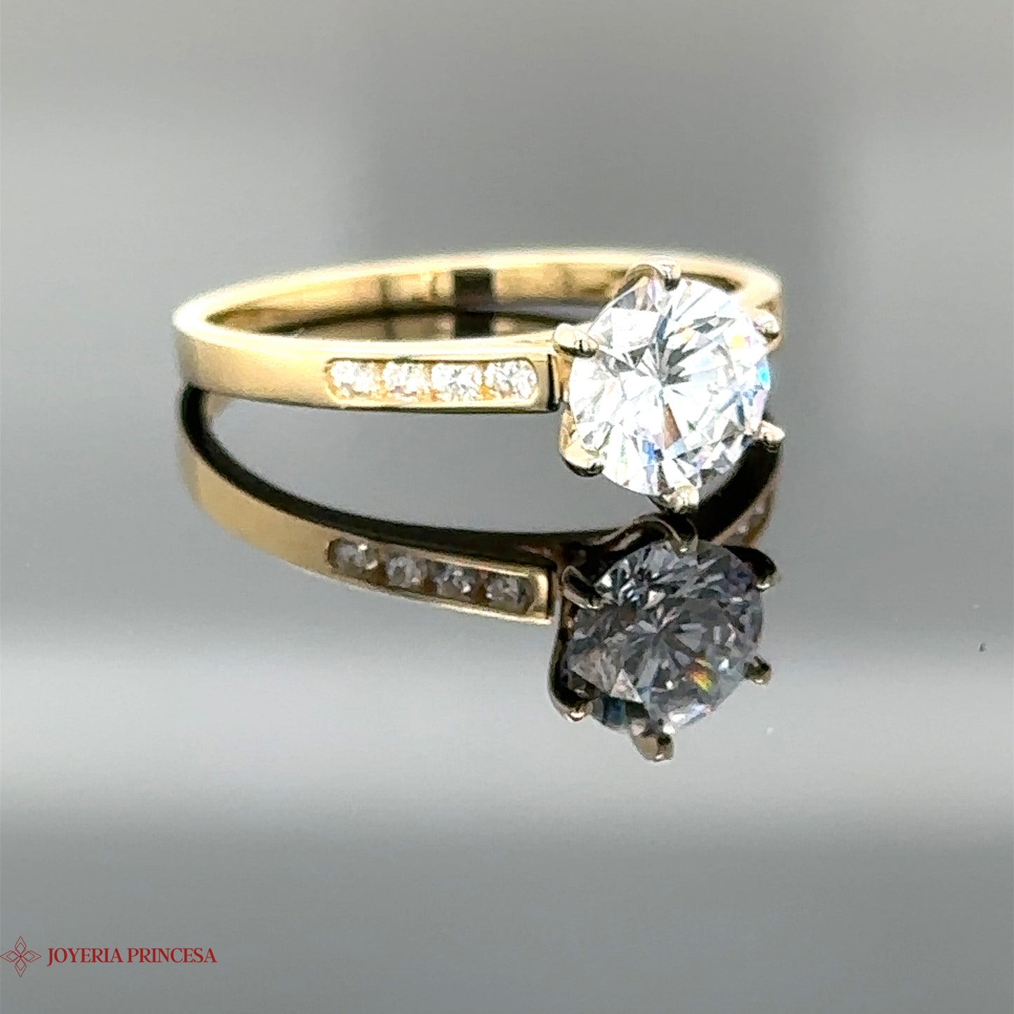 Anillo de compromiso con circonita de 14 quilates