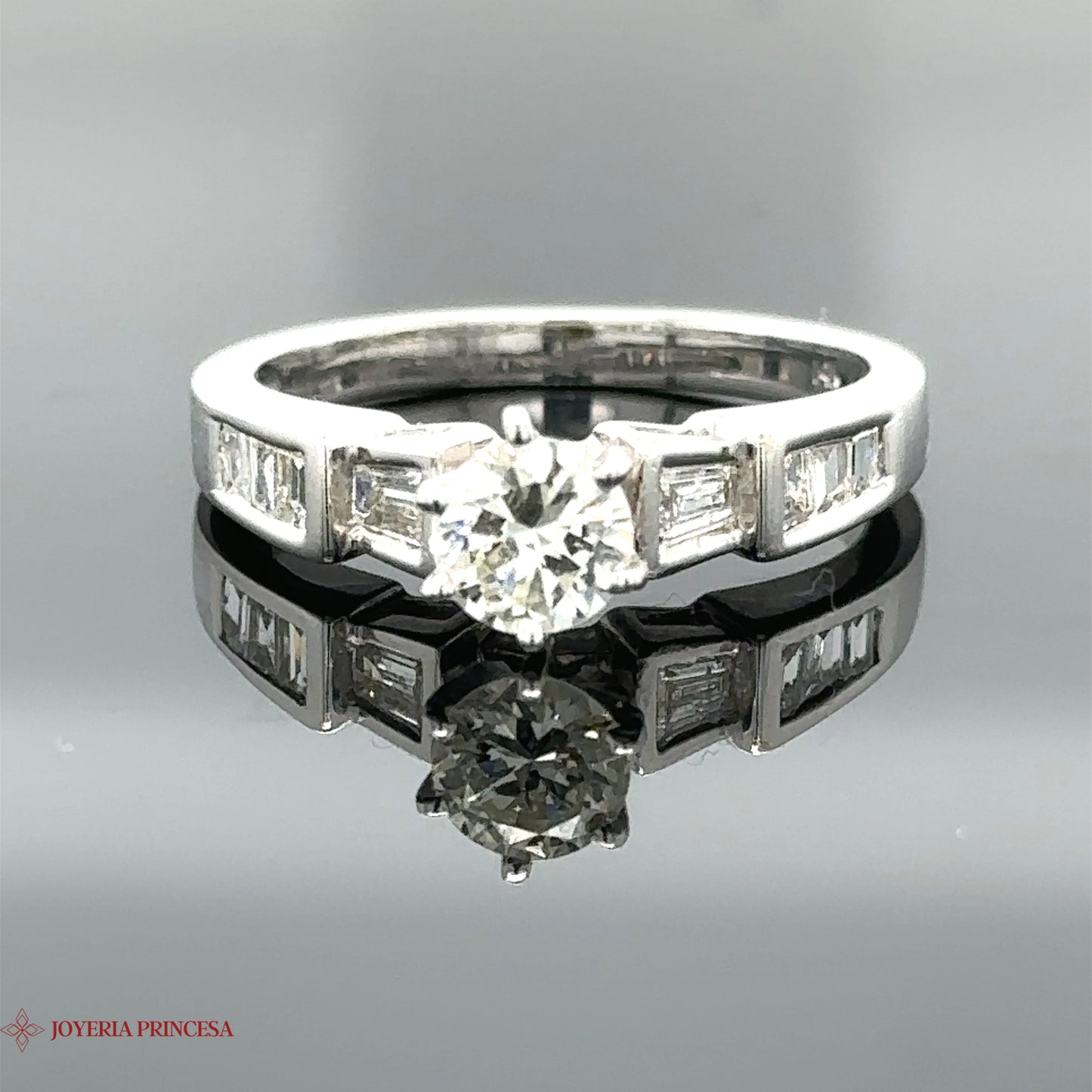 Anillo de compromiso de diamantes 14K