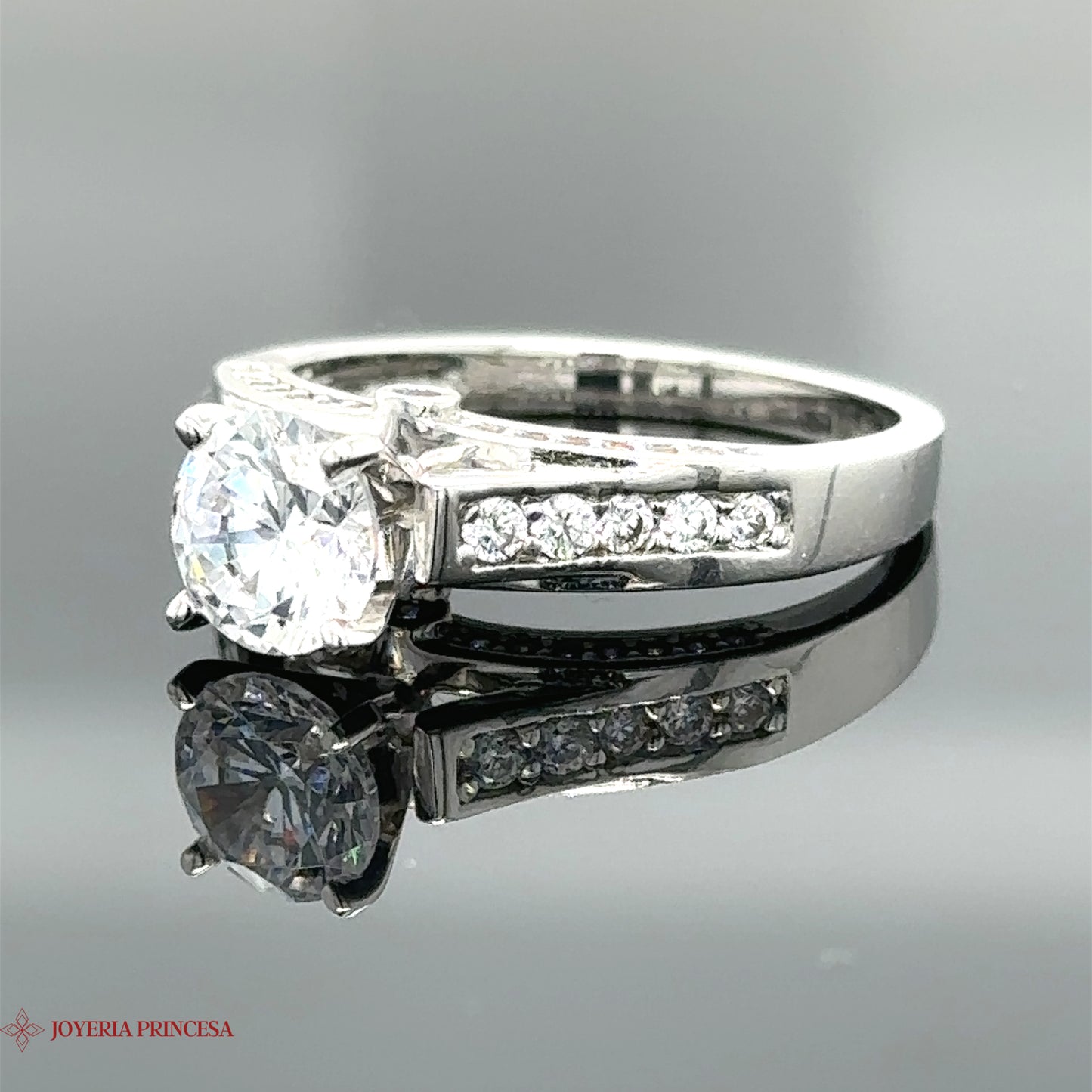 Anillo de compromiso de oro blanco de 14 quilates
