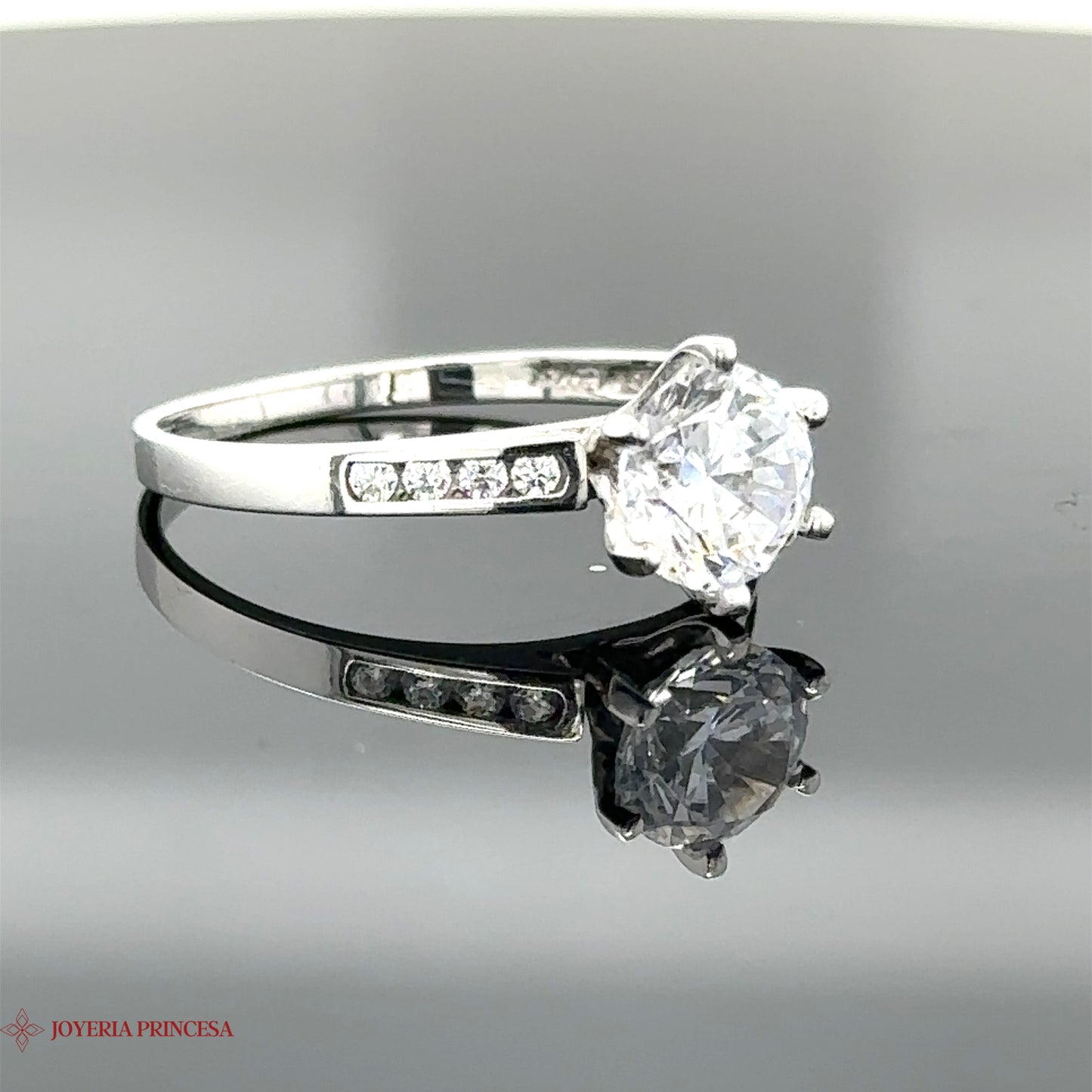 Anillo de compromiso simplista de oro blanco de 14 quilates