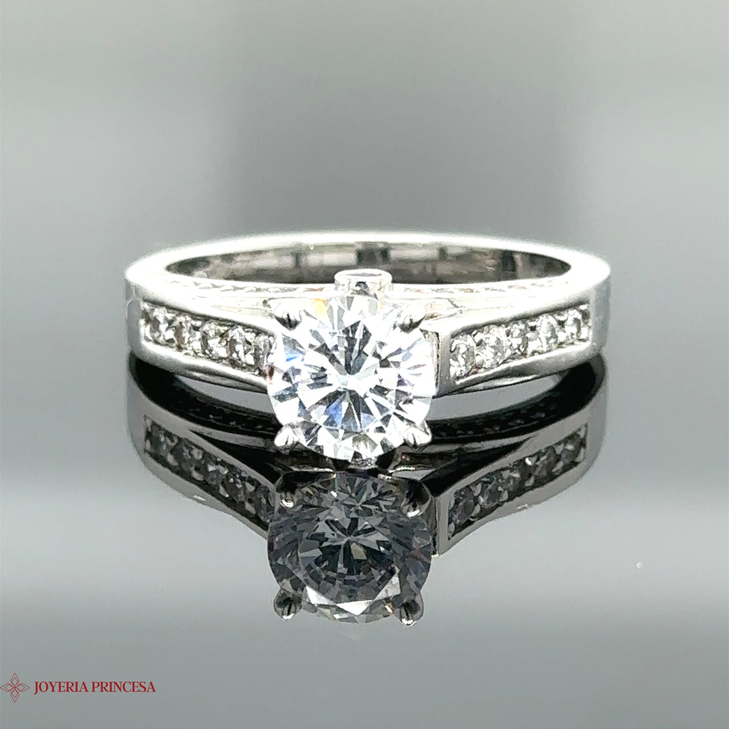 Anillo de compromiso de oro blanco de 14 quilates