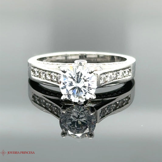 Anillo de compromiso de oro blanco de 14 quilates