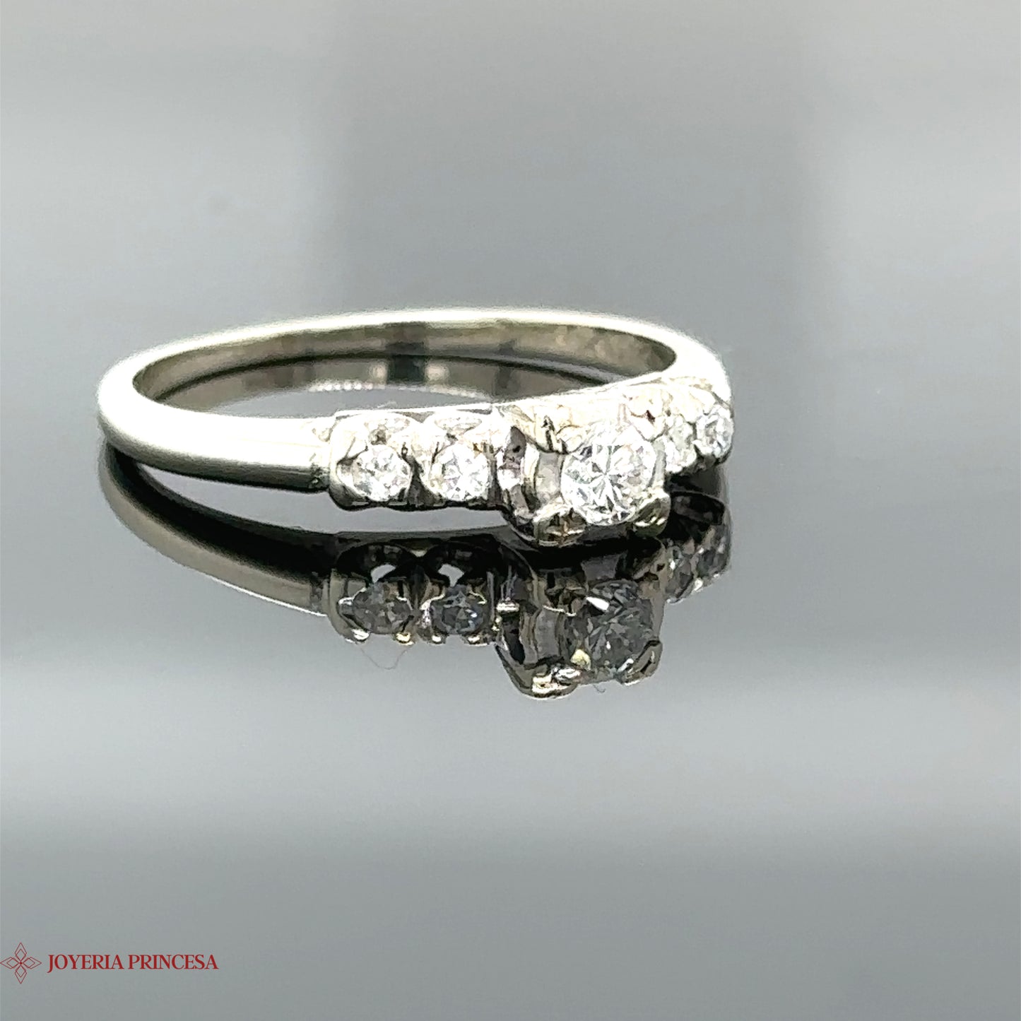 Anillo de compromiso de oro blanco de 14 quilates con circonita