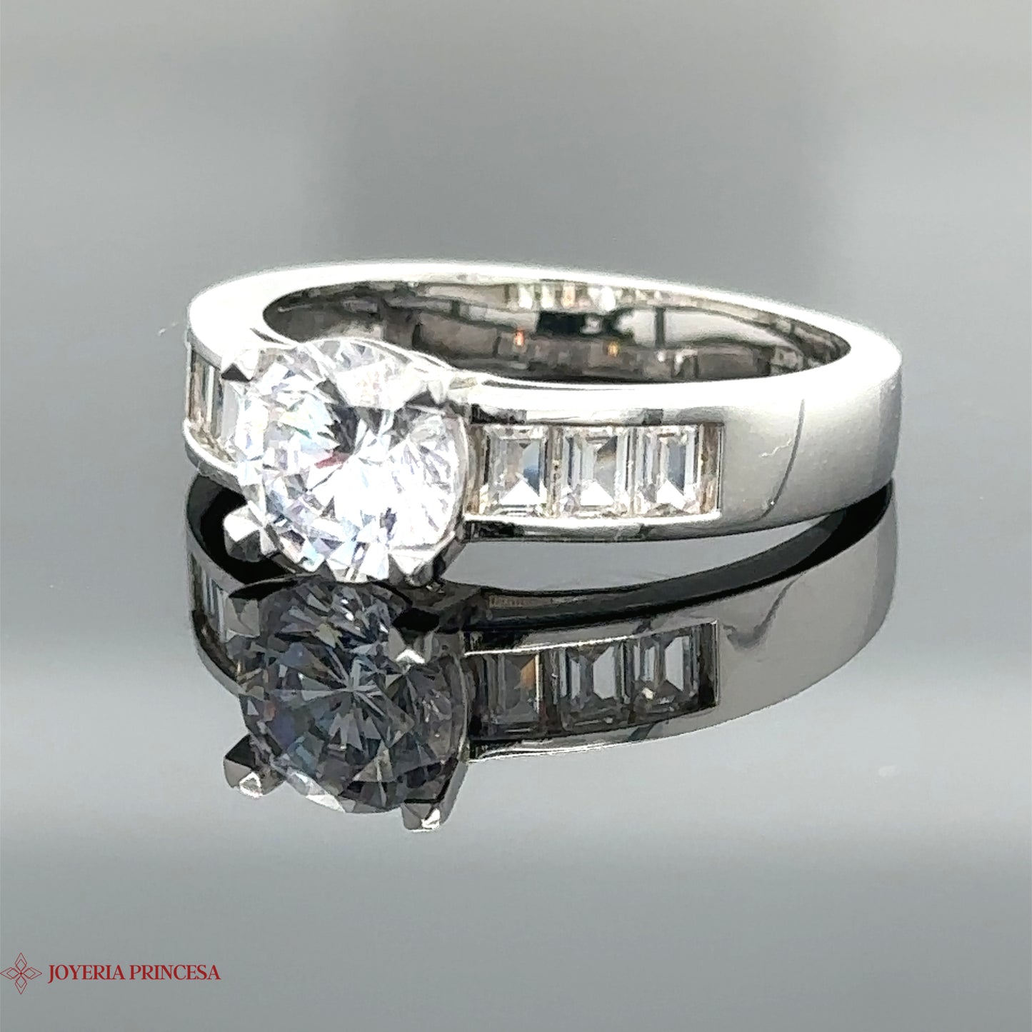 Anillo de compromiso de oro blanco de 14 quilates con circonita baguette