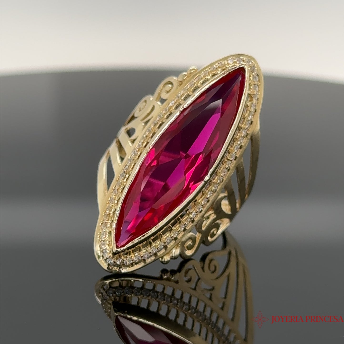 Anillo de circonita rosa de 14 quilates