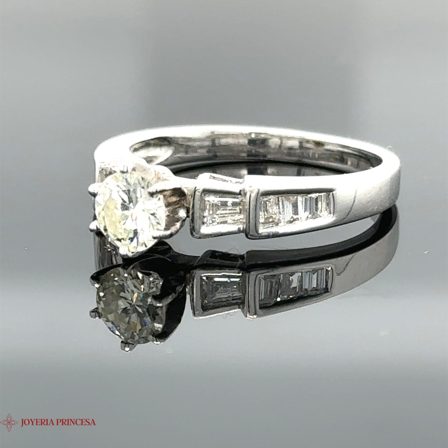 Anillo de compromiso de diamantes 14K