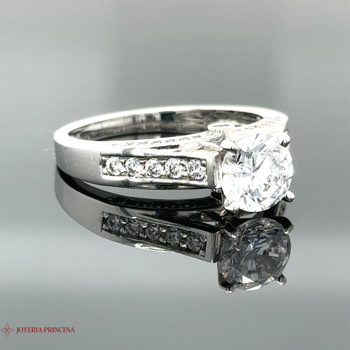 Anillo de compromiso de oro blanco de 14 quilates
